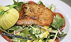 ปลาแซลมอนย่างและสลัดผักโขมนี้อร่อยและมีคุณค่าทางโภชนาการ