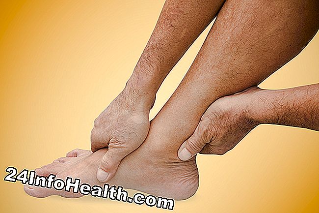 Está retratando uma pessoa com dermatite de contato alérgica do tornozelo, que está experimentando uma coceira no tornozelo.
