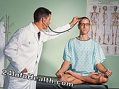man gör yoga medan hans läkare kontrollerar sitt hjärta