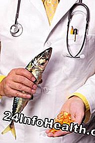 läkare som håller fisk och omega-3-tillskott