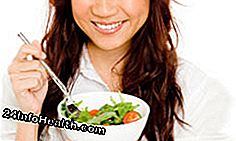Kvinna äter hälsosam skål med grönsaker.