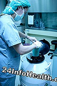 Een technicus bevriest sperma voor gebruik bij kunstmatige inseminatie.