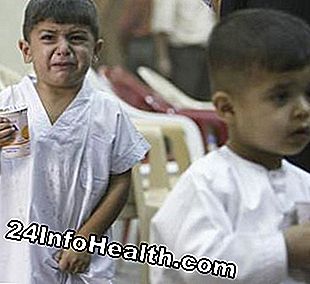 Leith Fuad Mosas mor, 3 år, matar honom innan han omskärdes den 29 juni 2007 i Bagdad.