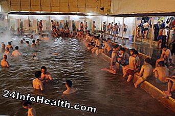 Folk crowd i dette hot spring bad for sine medicinske fordele i Garmisch Gul-Ardabil, Iran.