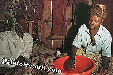Một người chữa bệnh truyền thống Uganda chuẩn bị một hợp chất chữa bệnh. Trong khi khóc xa phòng thí nghiệm, những người chữa bệnh như công việc này với các hợp chất hóa học mạnh.